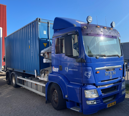 Afbeelding van een vrachtwagen side loader met container.