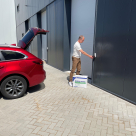 Afbeelding van directeur Lauwrens de Jong die via de selfstorage ingang de deur openmaakt.