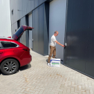 Afbeelding van directeur Lauwrens de Jong die via de selfstorage ingang de deur openmaakt.